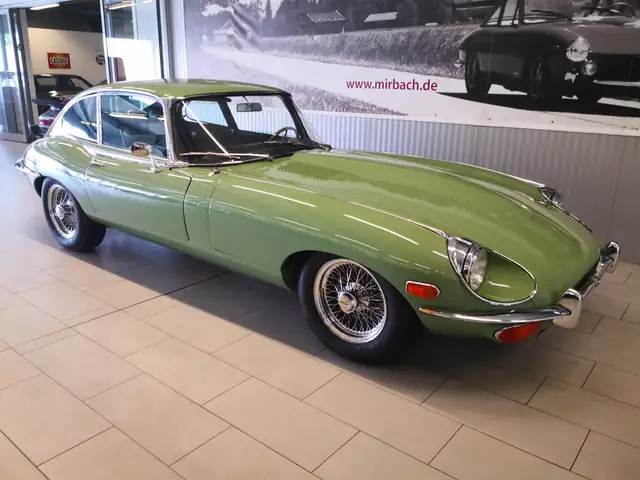 Jaguar E Type view 5