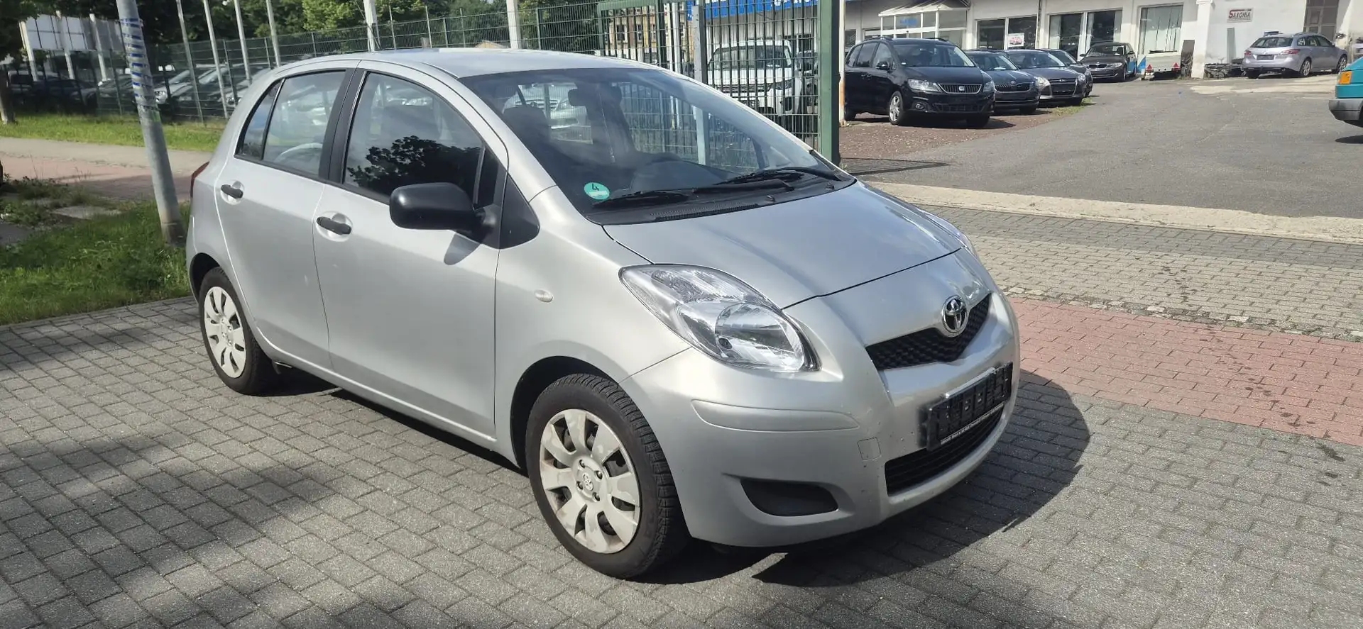 Toyota Yaris Cool Gris - 1