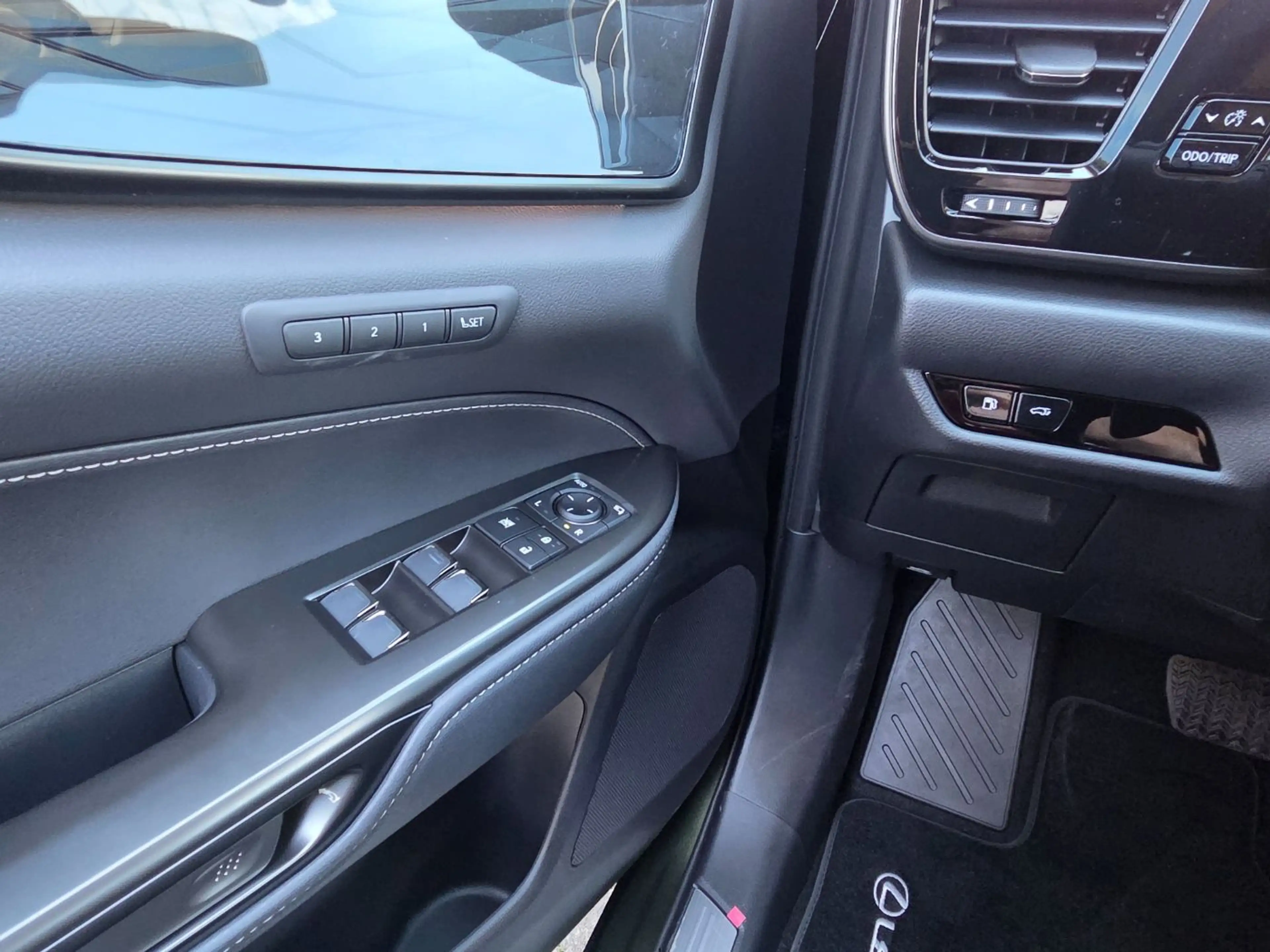 Lexus NX 450h+ Plug-in Business Line LED, SHZ, 360°Kam. — photo 13