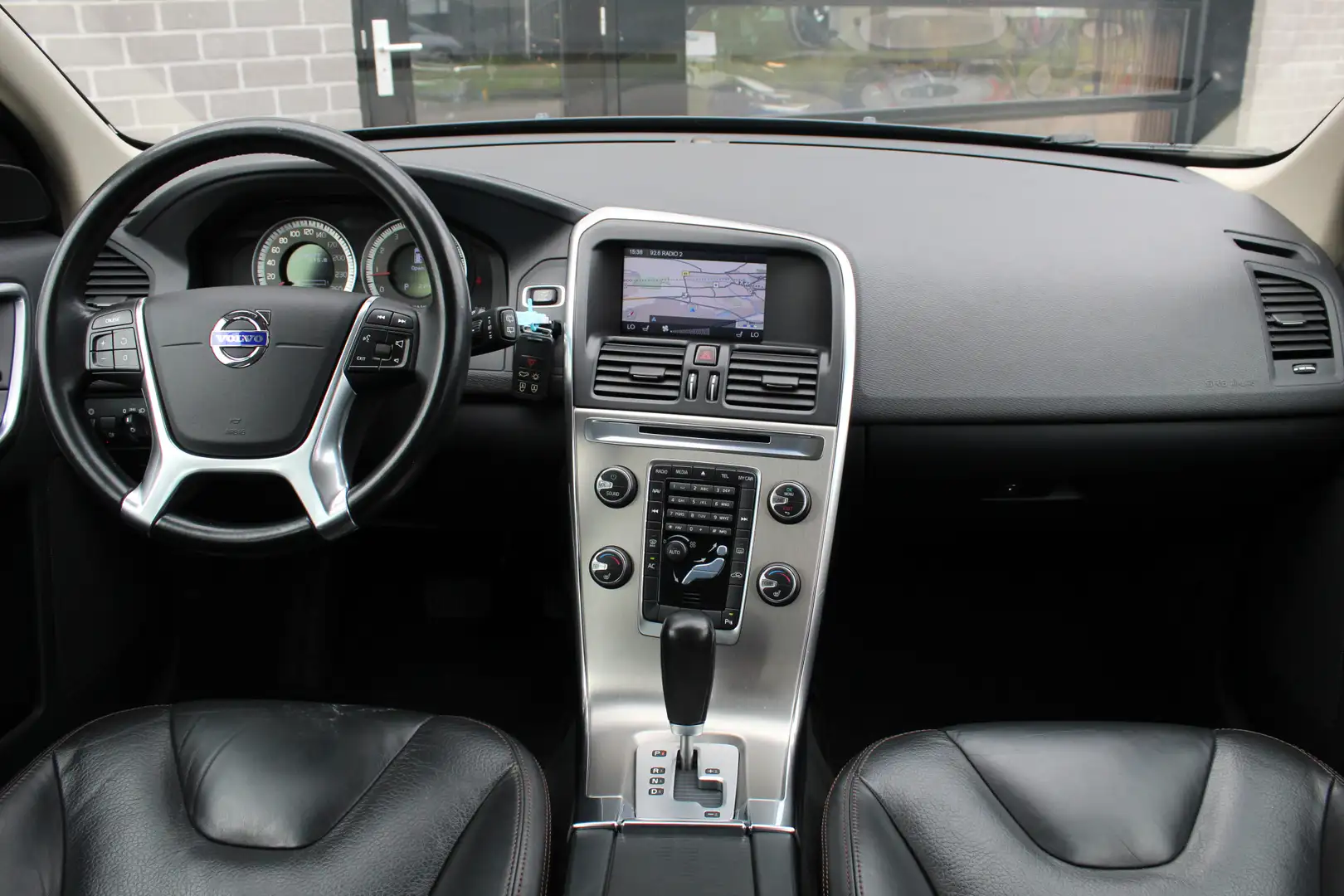 Volvo XC60 2.0 T5 Summum / Leer / Navigatie / Xenon / N.A.P. Zwart - 2