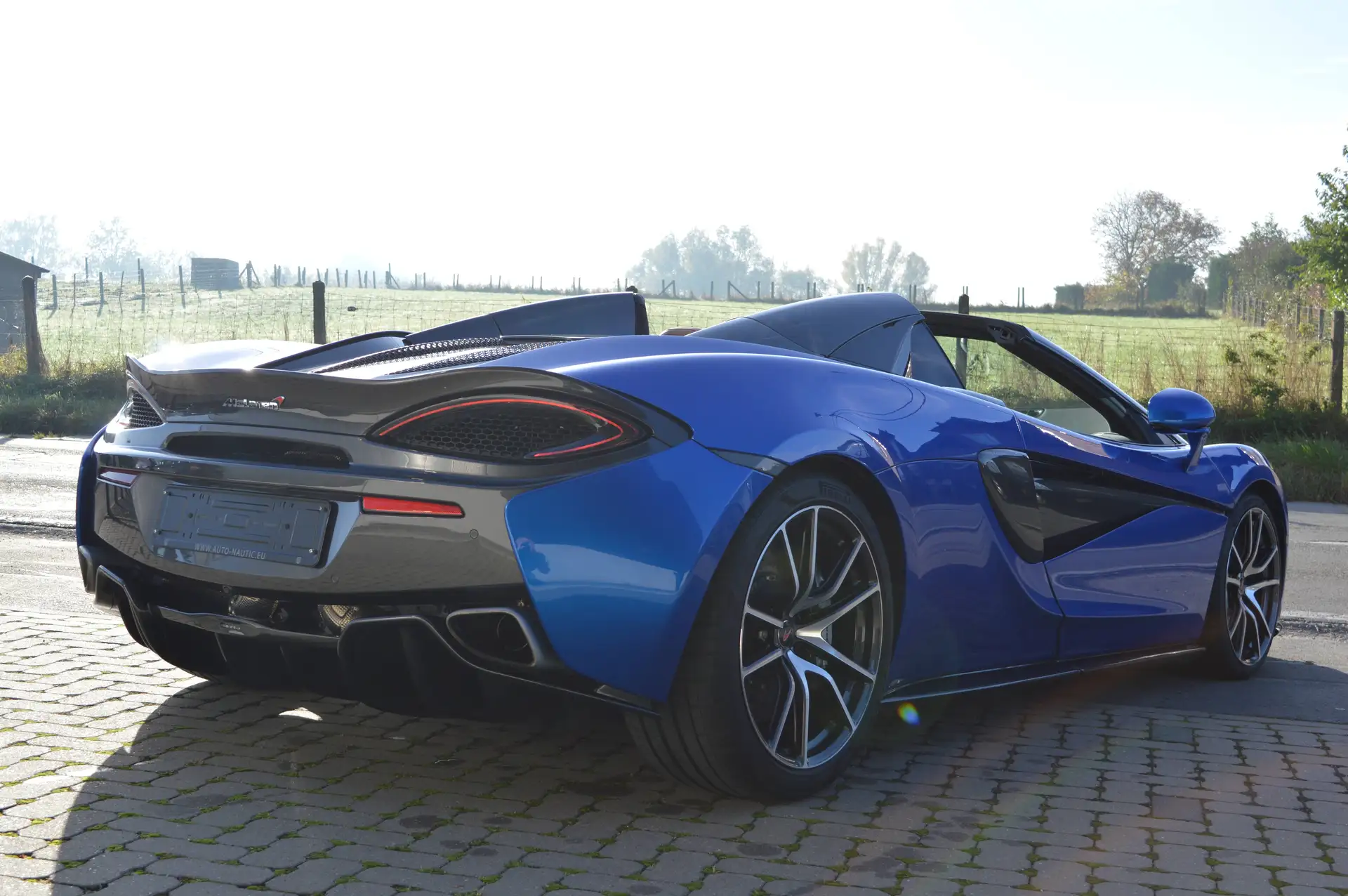 맥라렌 570S 570 Sport Coupe 2018 파랑 사진 4