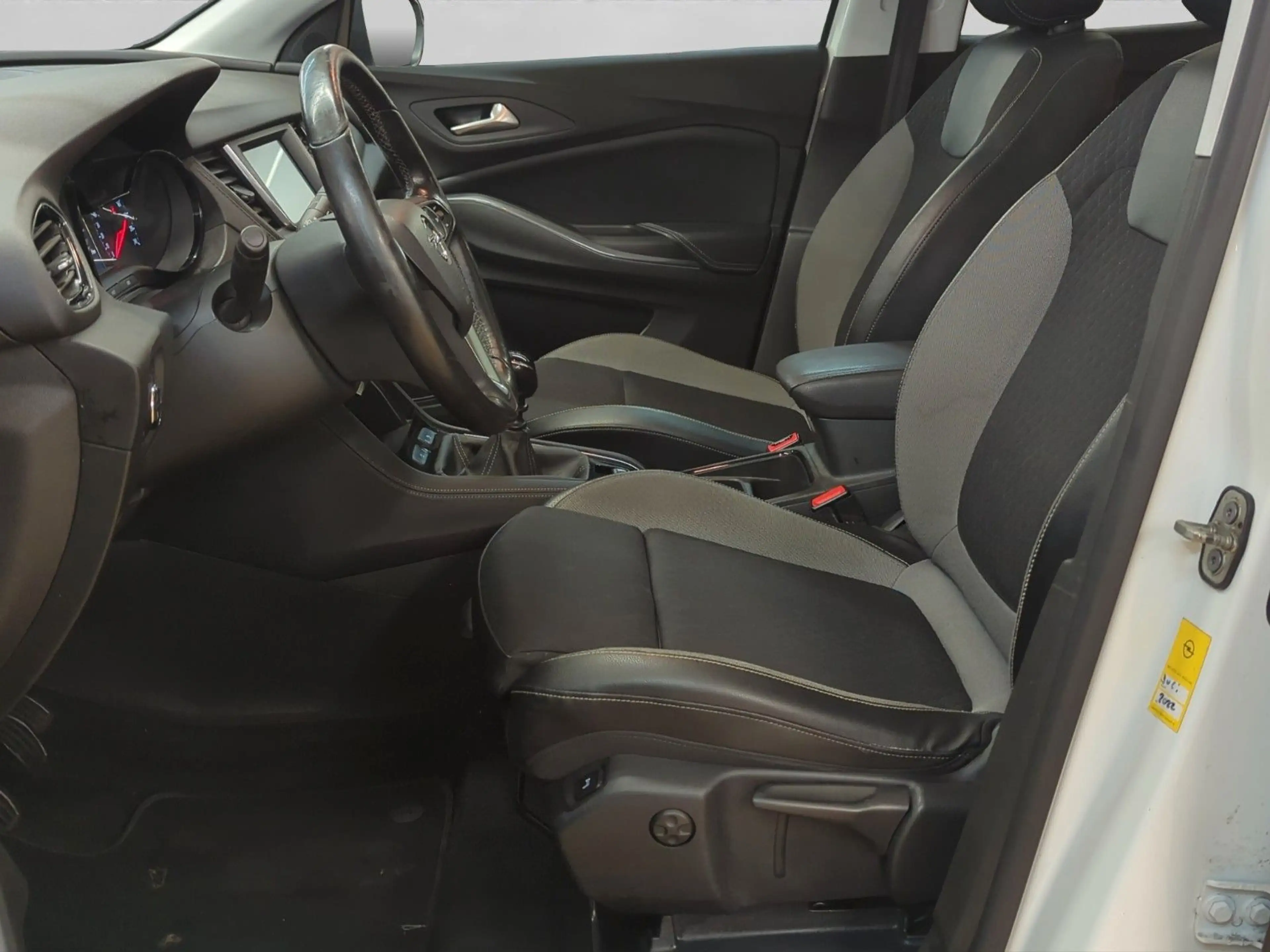 Opel Grandland X 1.2T Business Ed. 1.HAND*PANO*KAMERA — photo 8