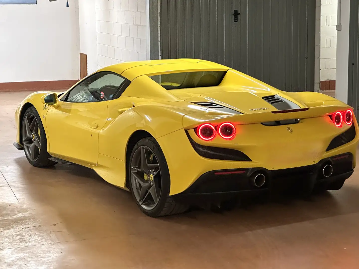 Ferrari F8 Spider Galben - 2