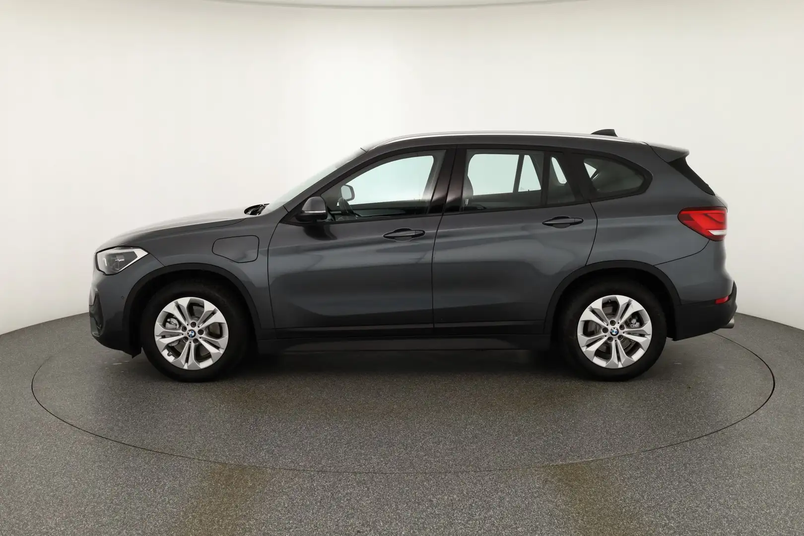 BMW X1 25e xDrive Advantage LED Navi DAB AHK Tempo Grau - 2