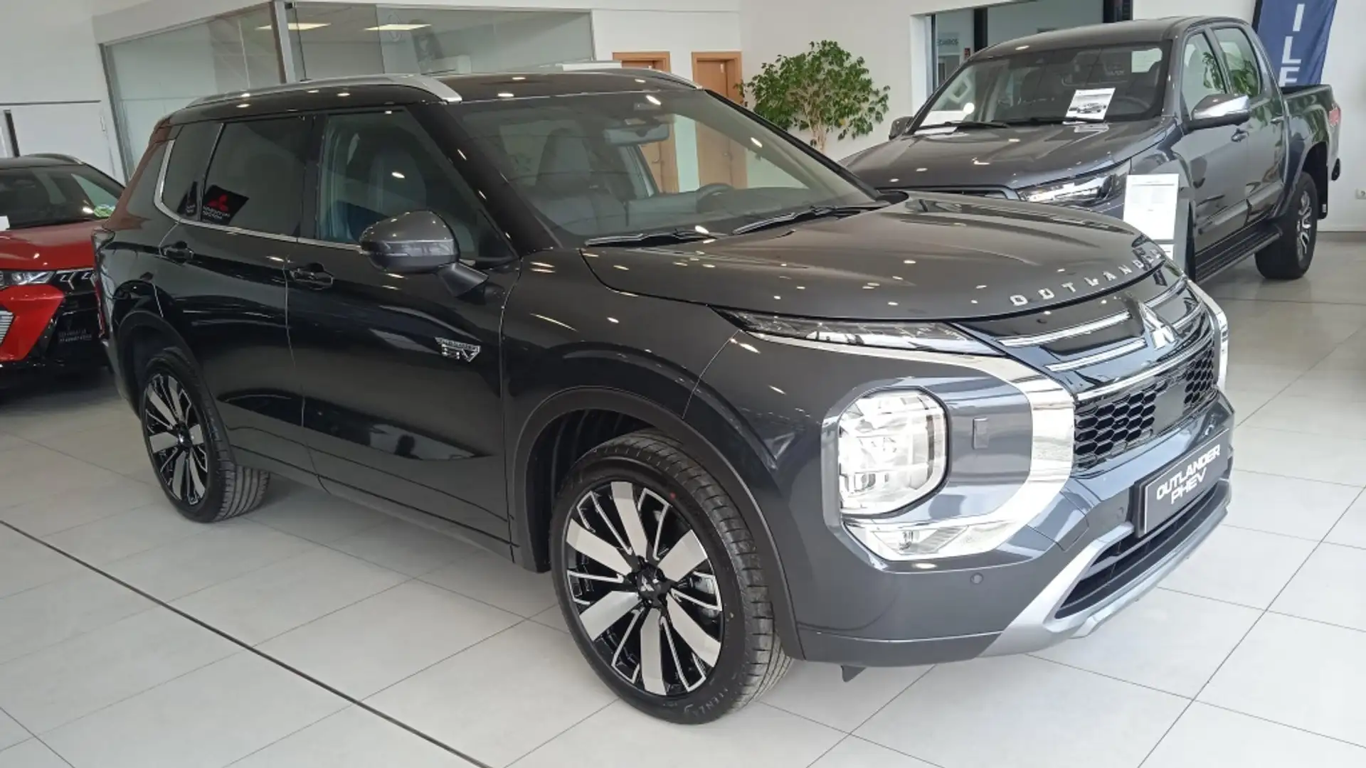 Mitsubishi Outlander PHEV Kaiteki+ 4WD Gris - 1