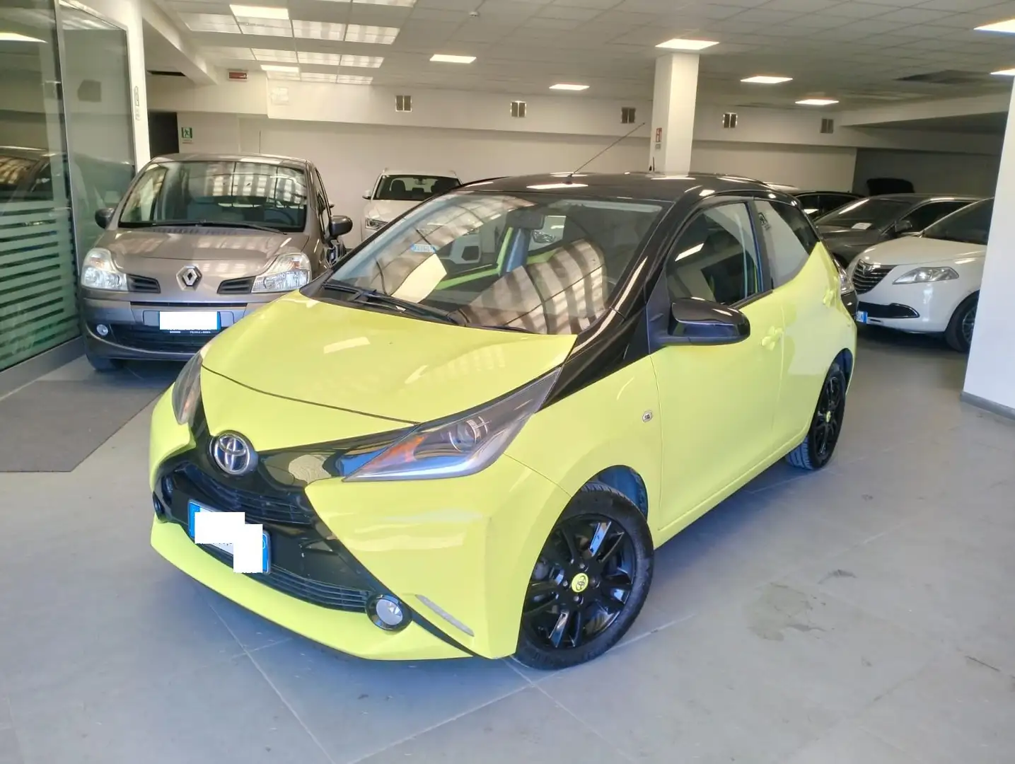 Toyota Aygo Aygo II 2014 5p 1.0 x-wave m-mt my15 km 115000! Jaune - 1