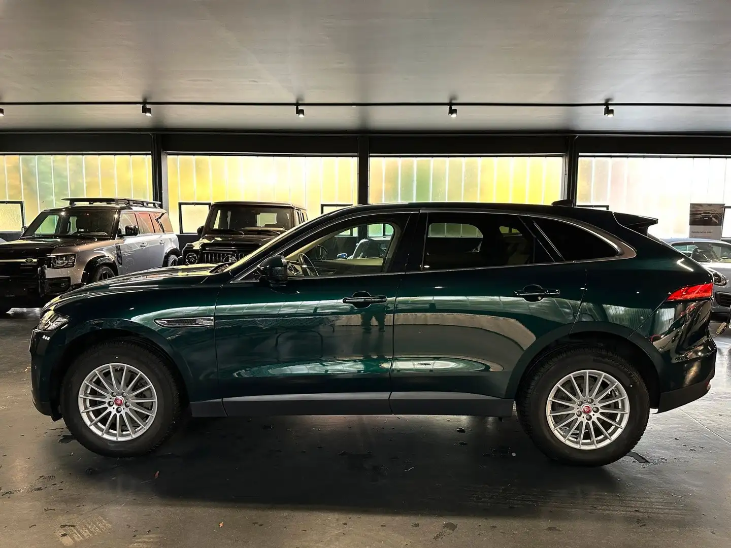 Jaguar F-Pace Portfolio 3,0 D AWD SVO PREMIUM GREEN Vert - 2