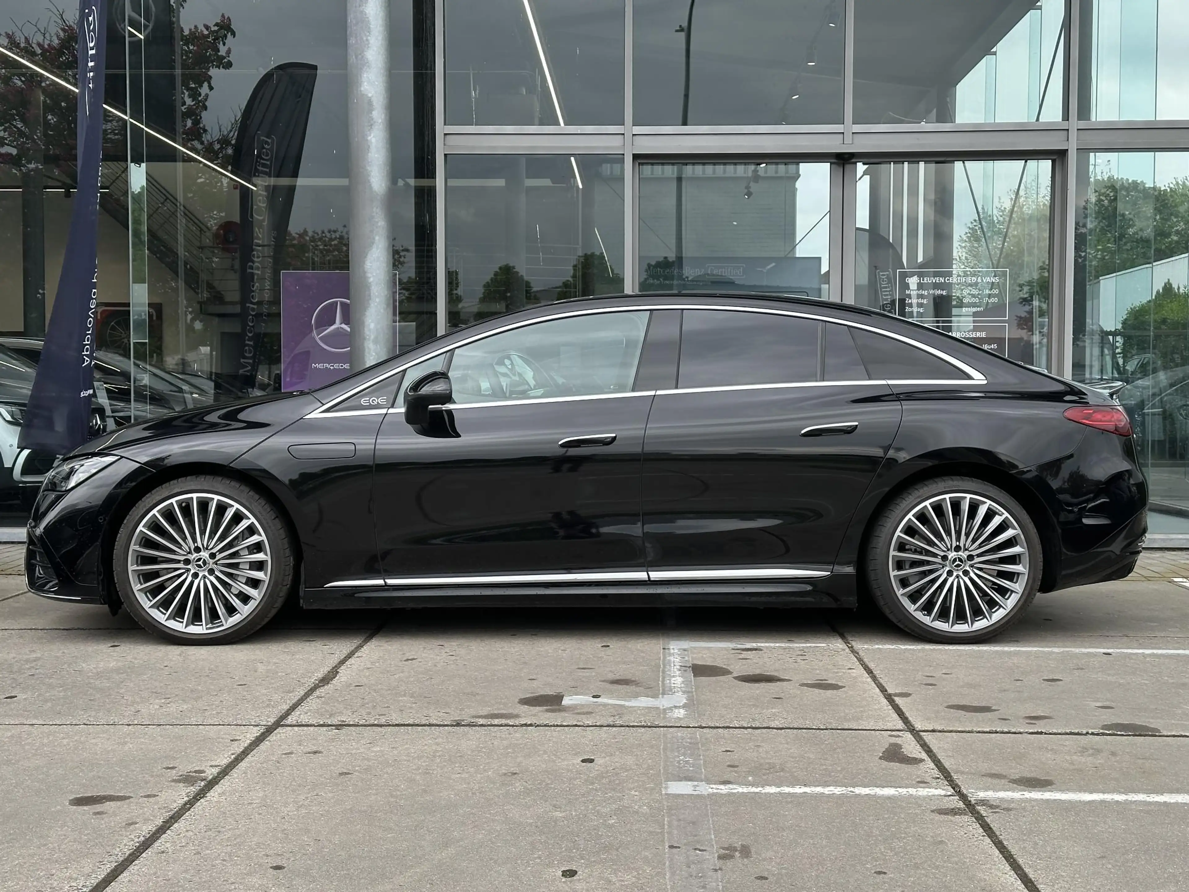 Mercedes-Benz EQE 300 AMG Line — photo 11