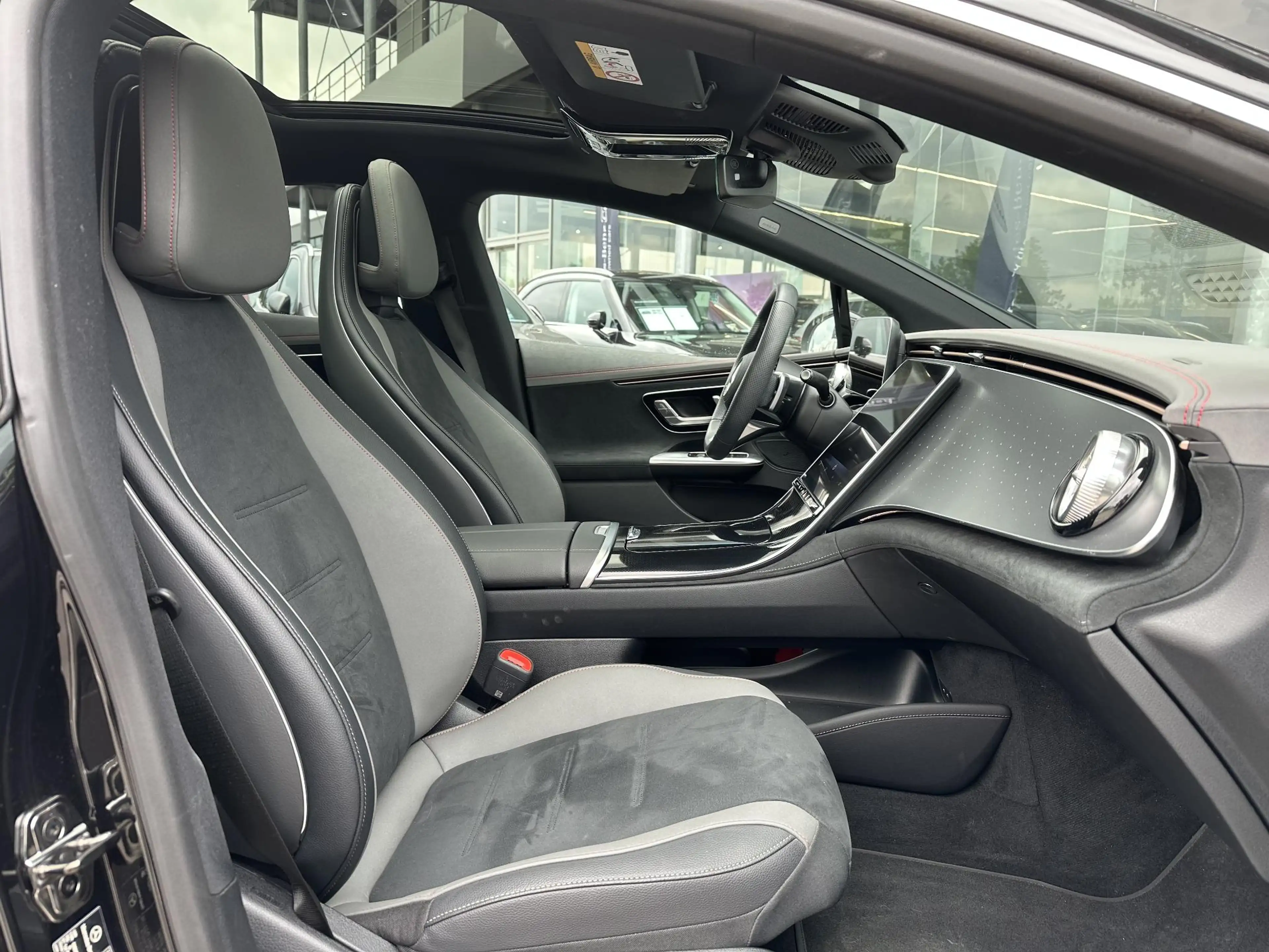 Mercedes-Benz EQE 300 AMG Line — photo 2