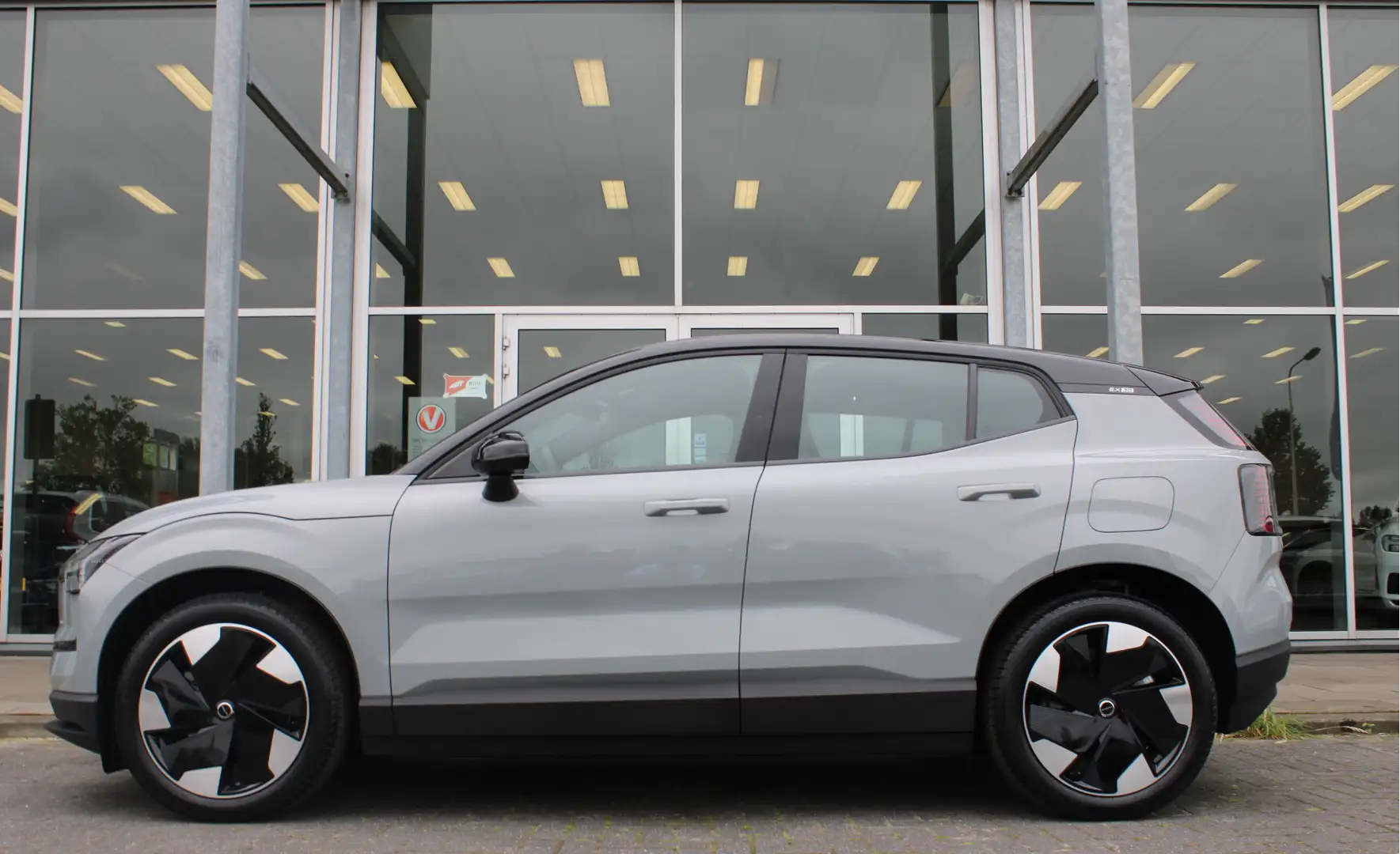 Volvo EX30 Extended Range Plus 69 kWh | Voorraad Korting € 7. Gris - 2