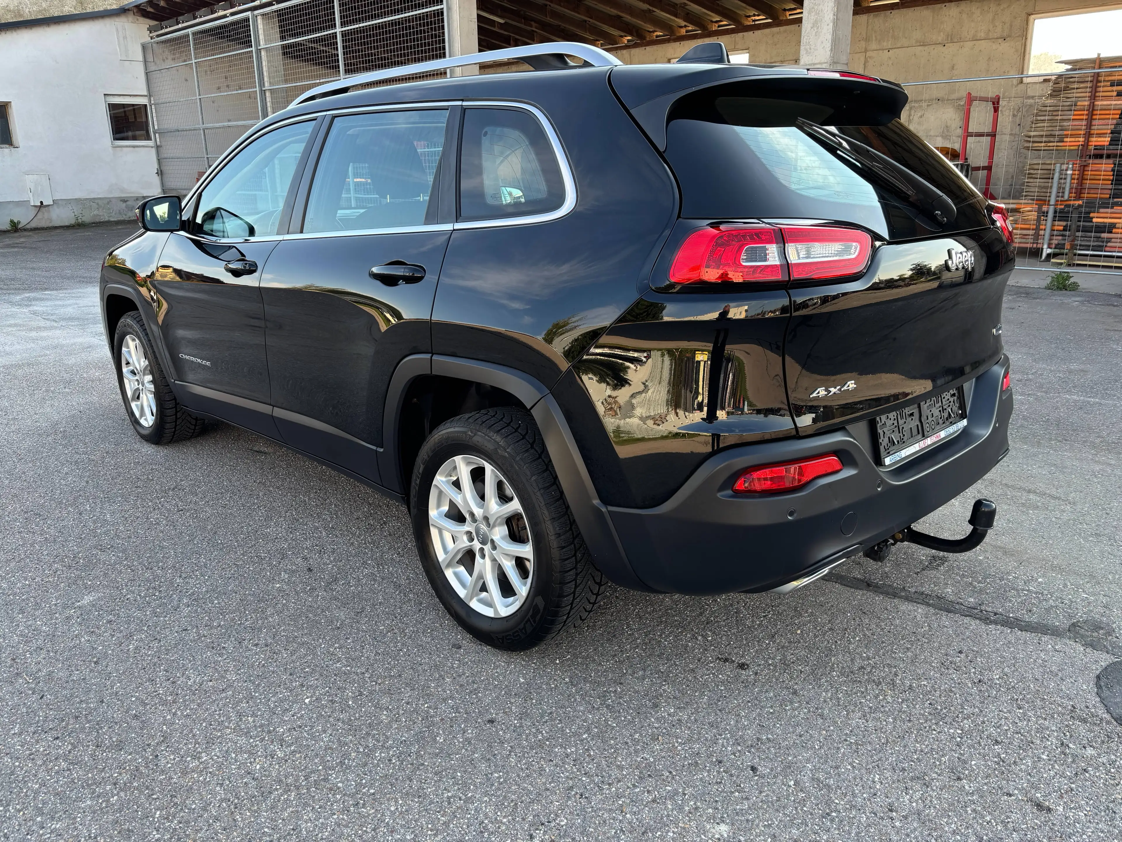 Jeep Cherokee LONGITUDE — photo 2