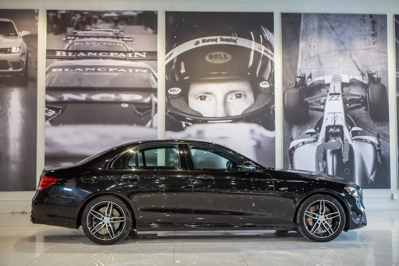 Mercedes-Benz E-Class снимка Mercedes-Benz E-Class