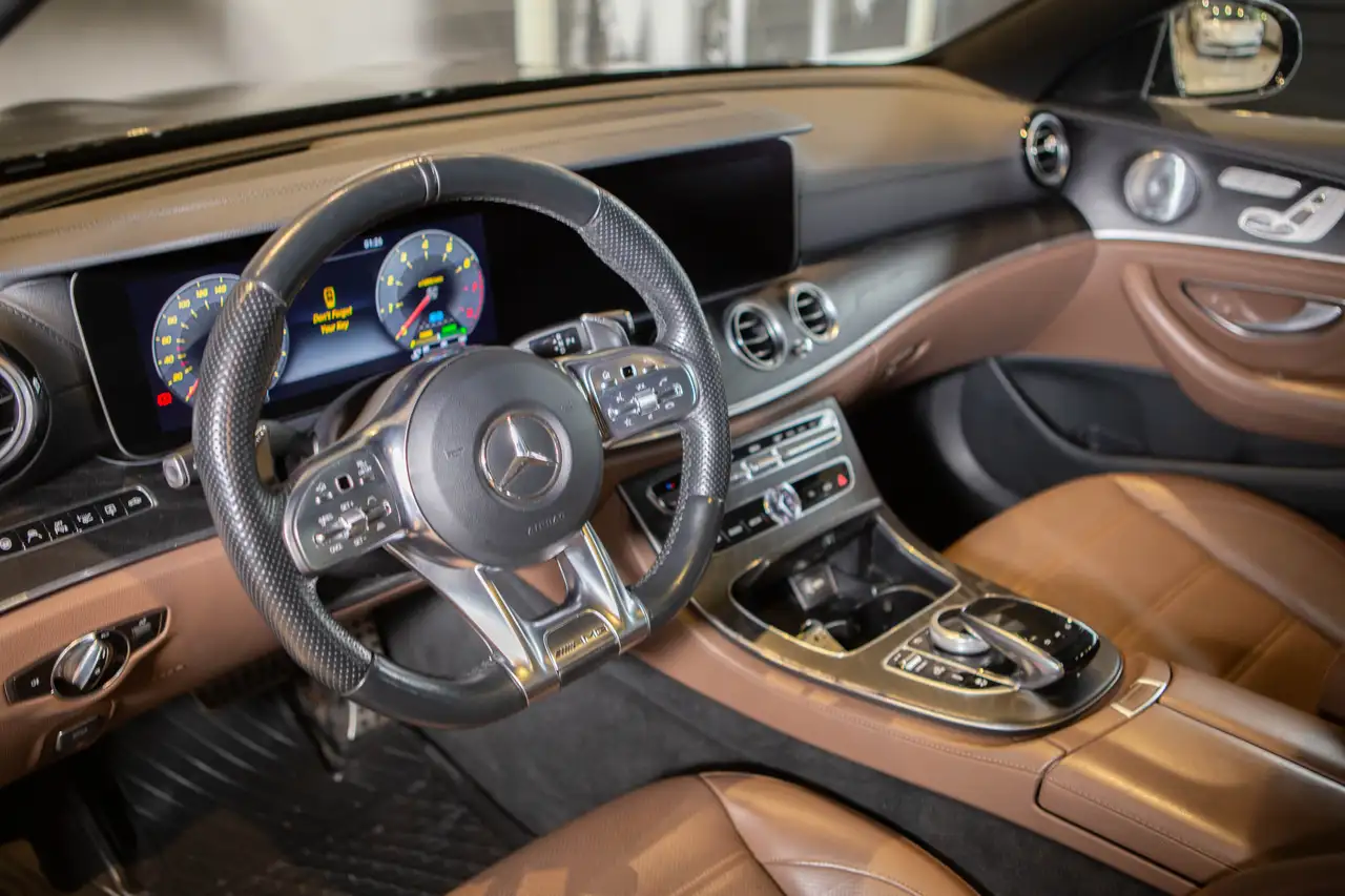 Mercedes-Benz E-Class снимка Mercedes-Benz E-Class
