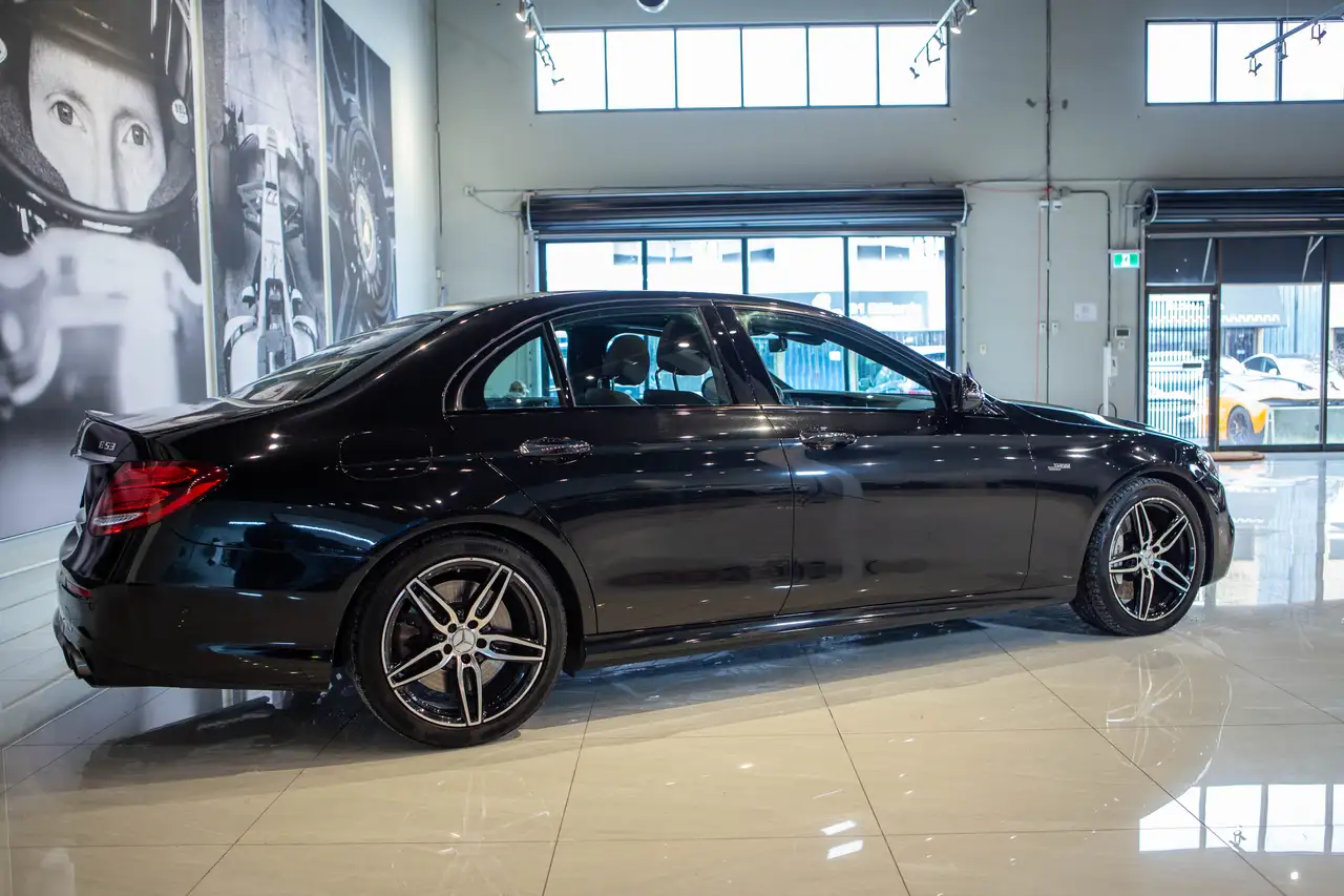 Mercedes-Benz E-Class снимка Mercedes-Benz E-Class