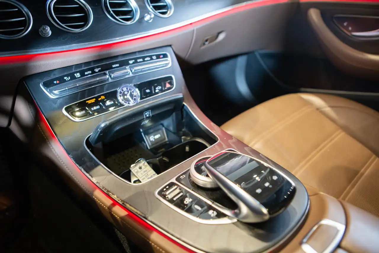 Mercedes-Benz E-Class снимка Mercedes-Benz E-Class