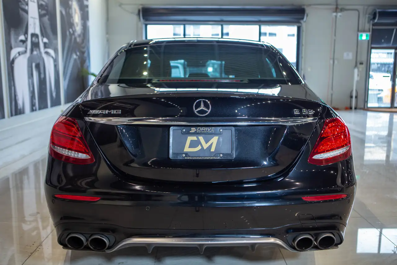 Mercedes-Benz E-Class снимка Mercedes-Benz E-Class