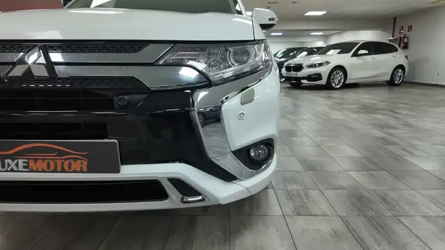 Mitsubishi Outlander view 9
