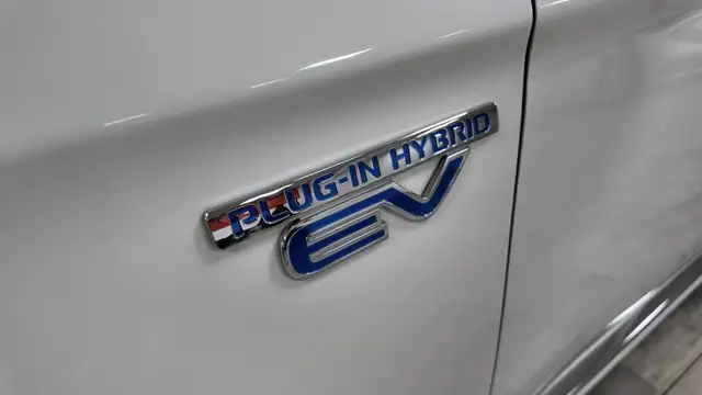 Mitsubishi Outlander view 11