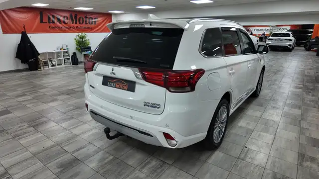 Mitsubishi Outlander view 6
