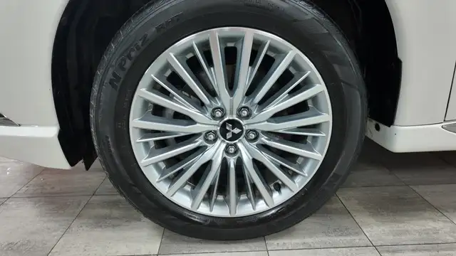 Mitsubishi Outlander view 10
