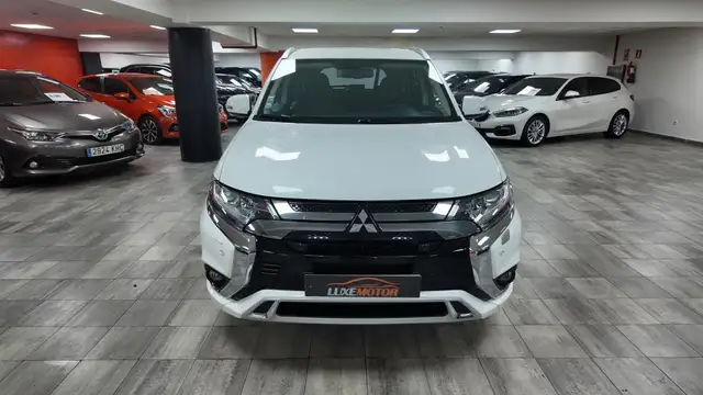 Mitsubishi Outlander view 2