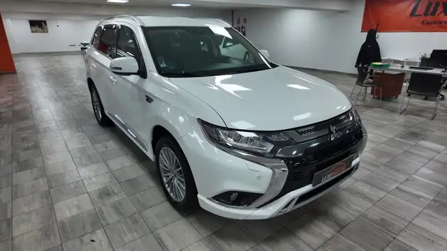 Mitsubishi Outlander view 8