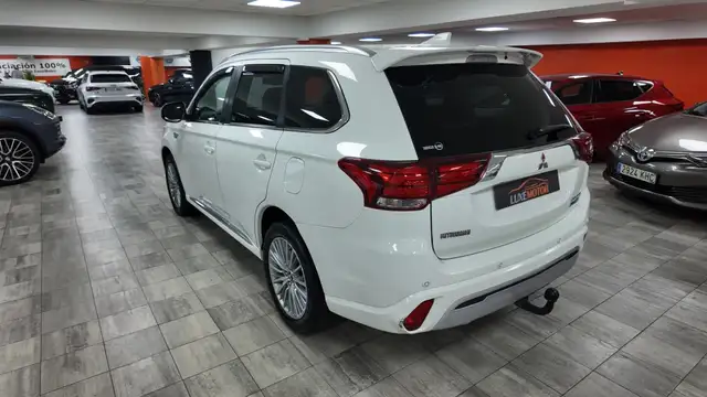 Mitsubishi Outlander view 4
