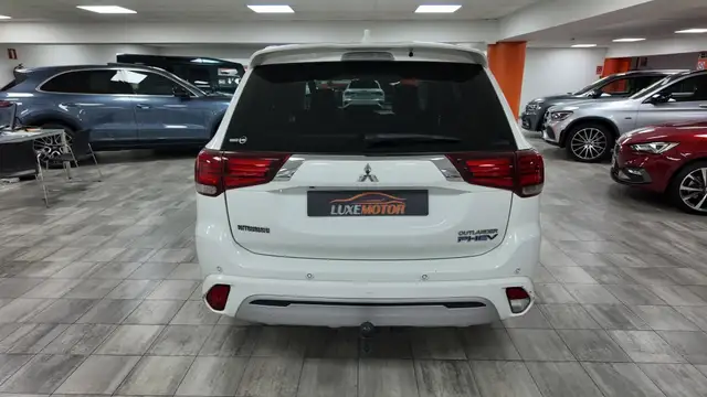 Mitsubishi Outlander view 5