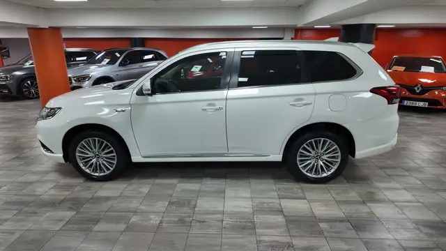 Mitsubishi Outlander view 3