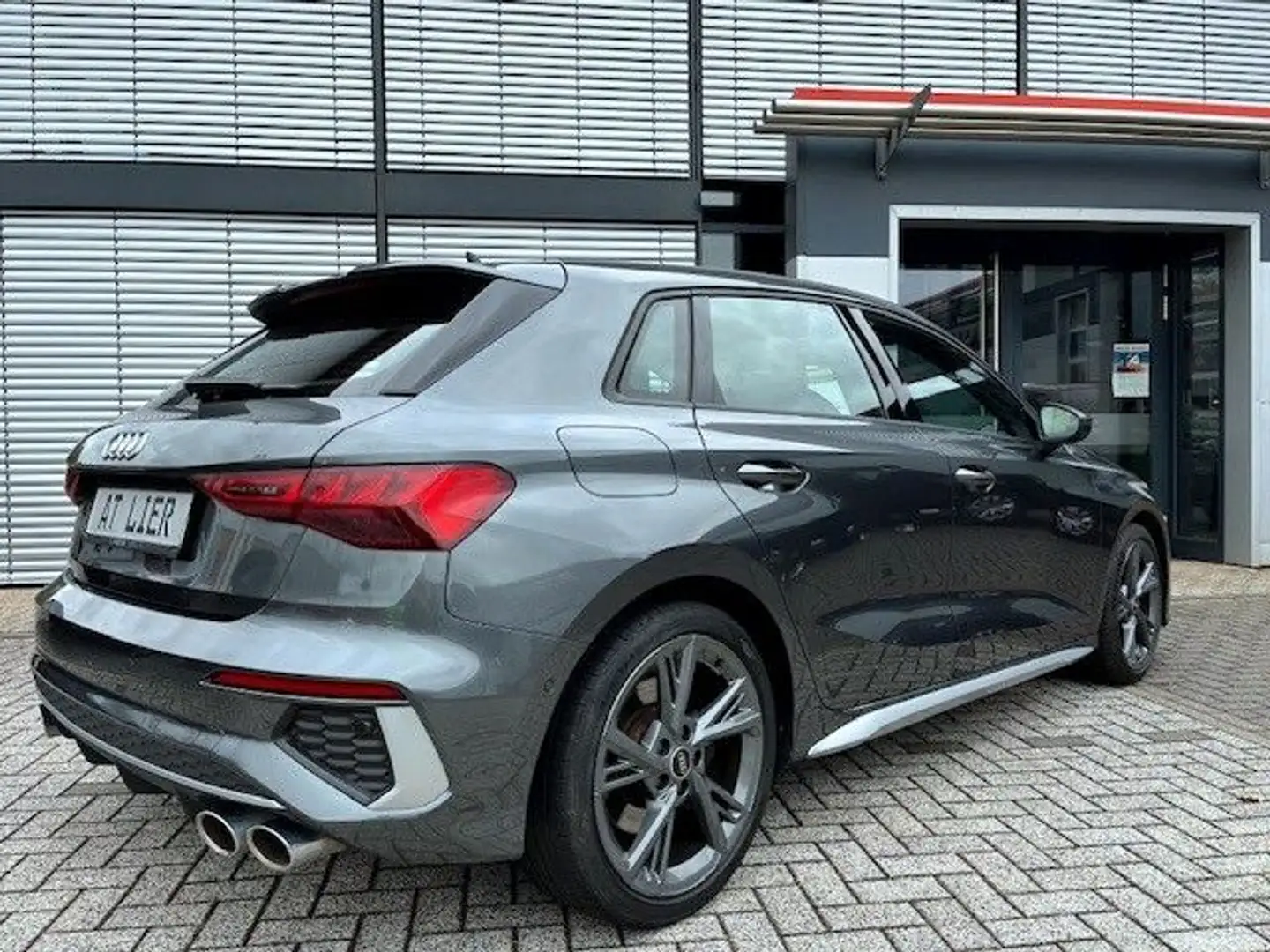Audi S3 Sportback 2.0 TFSI quattro S tronic Grau - 2