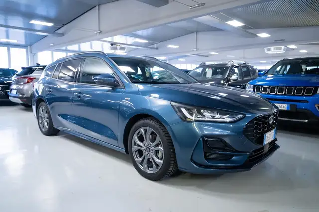 Ford Focus view 3