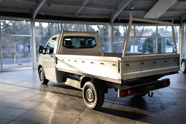 Volkswagen T5 view 4