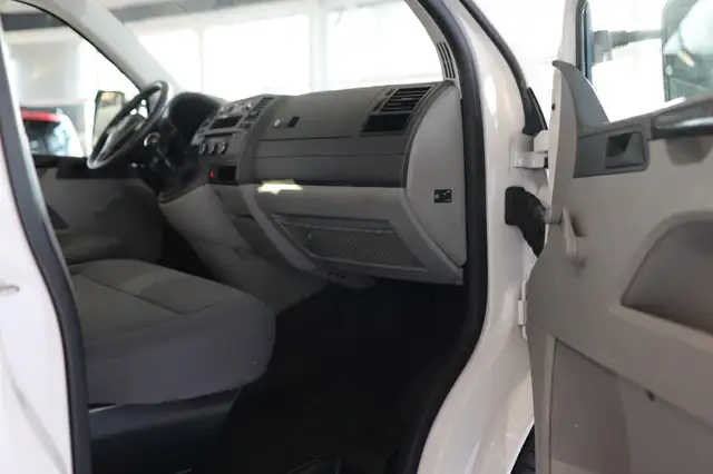 Volkswagen T5 view 11