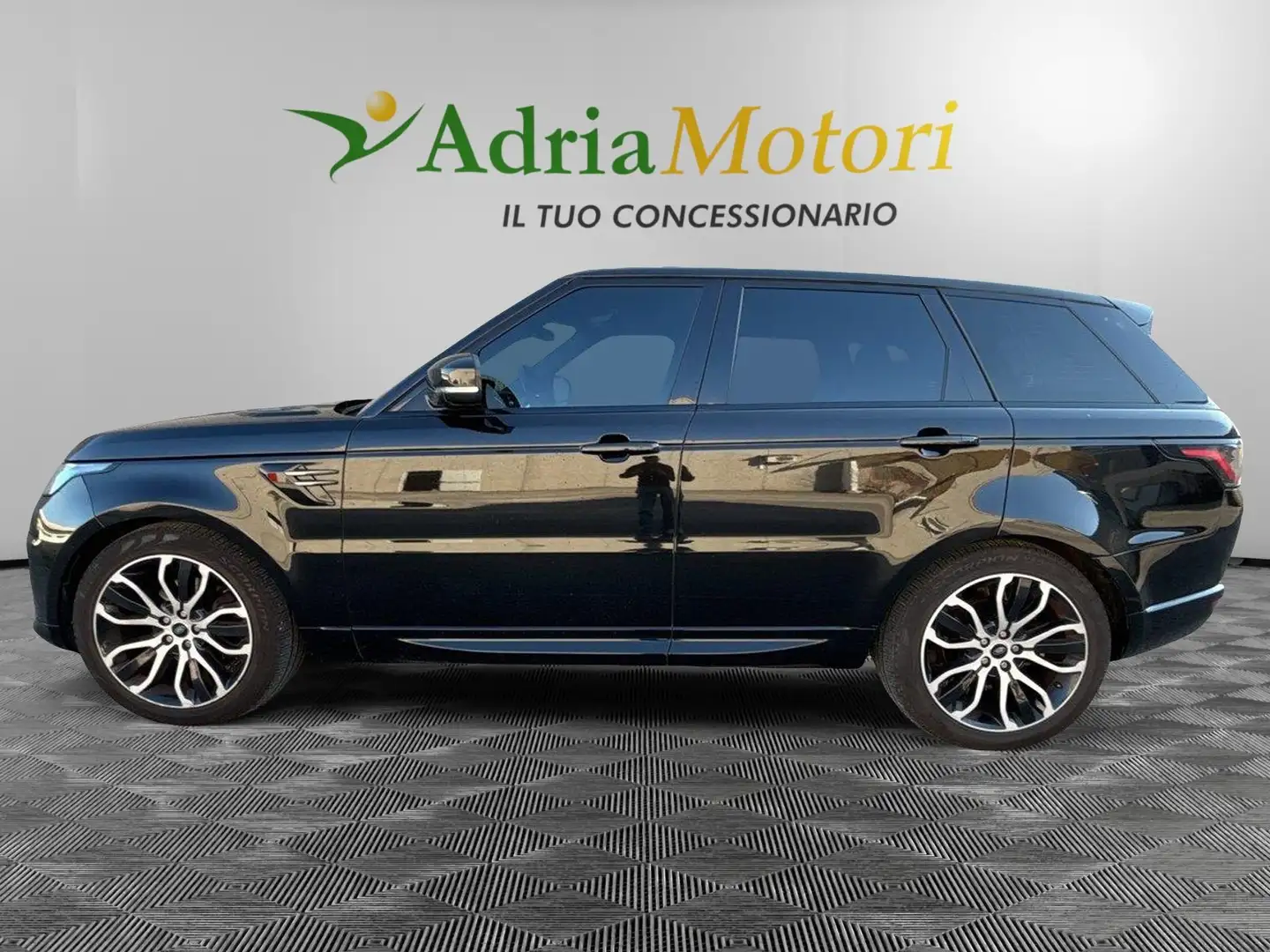 Land Rover Range Rover Sport 3.0 TDV6 HSE Dynamic Zwart - 2