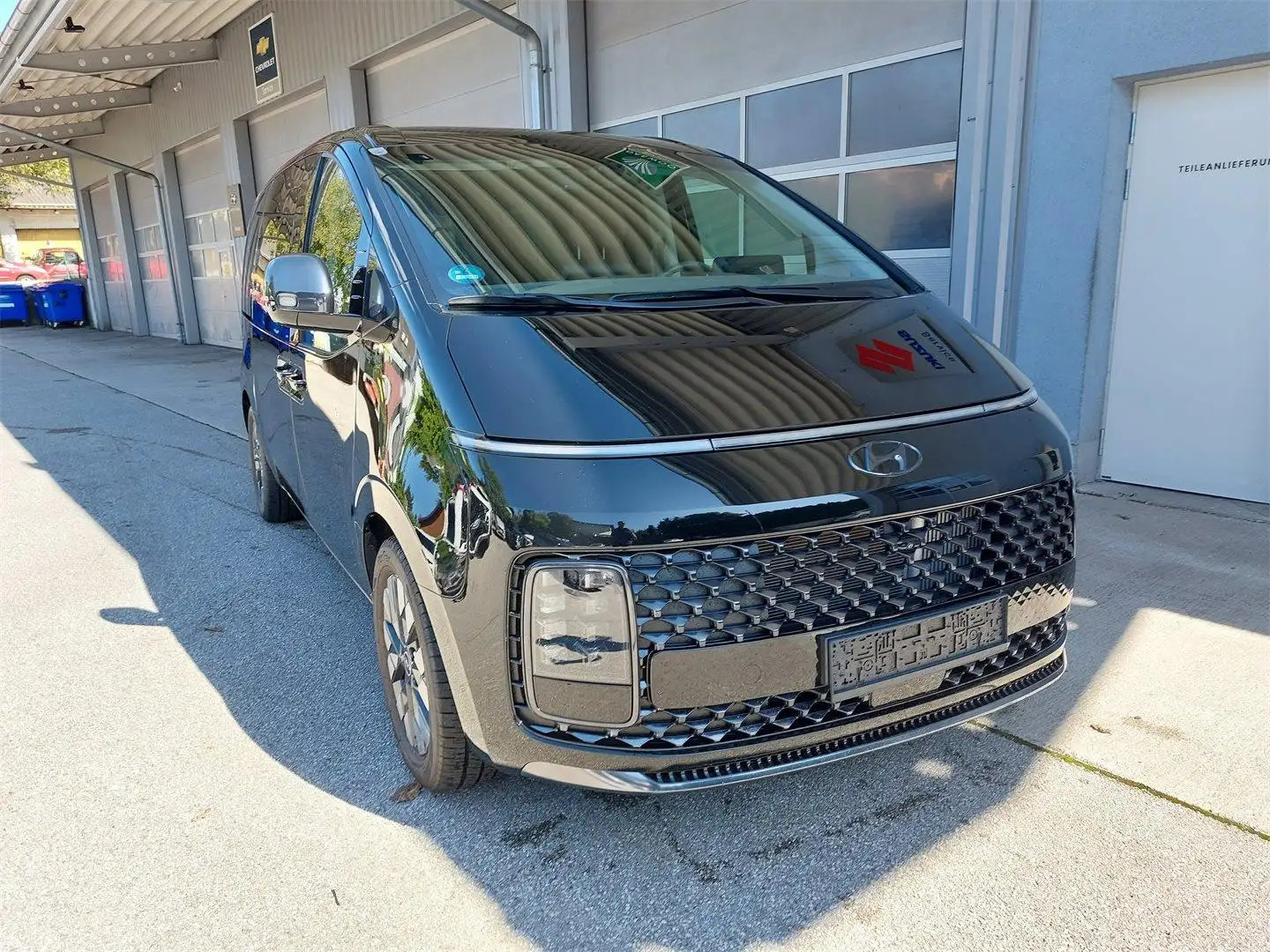 Hyundai STARIA Bus Luxury Line 2.2 CRDI AWD VSt Schwarz - 2
