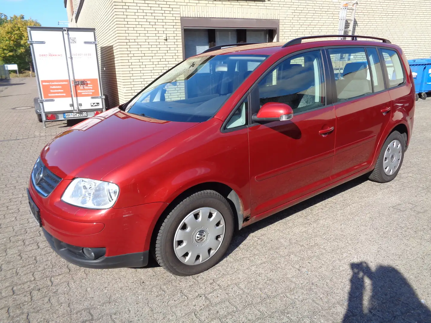 Volkswagen Touran 1.6, Autom., Klimatr., PDC, SHZ Rot - 1