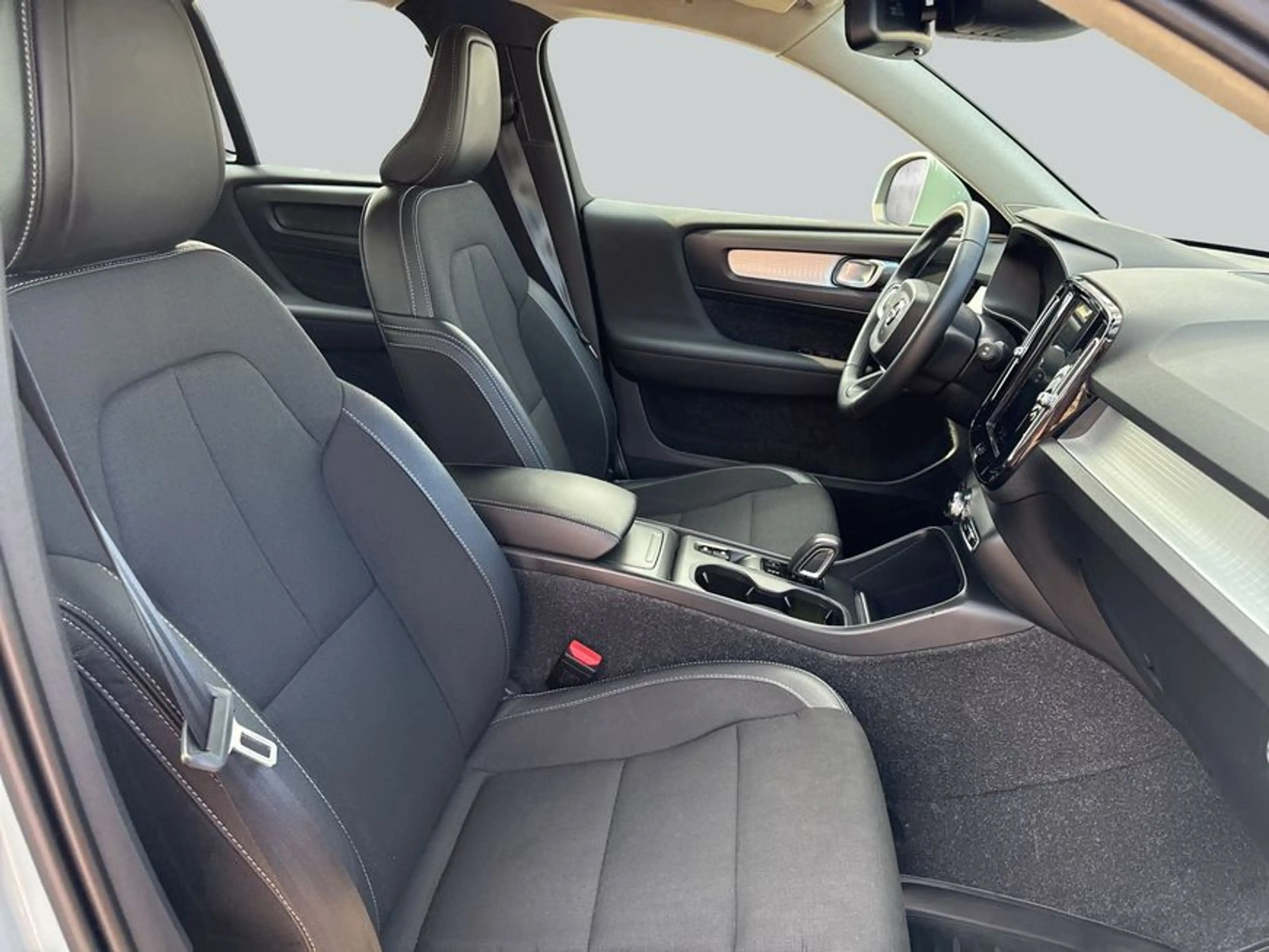 Volvo XC40 XC40 T4 Geartronic Momentum — photo 12
