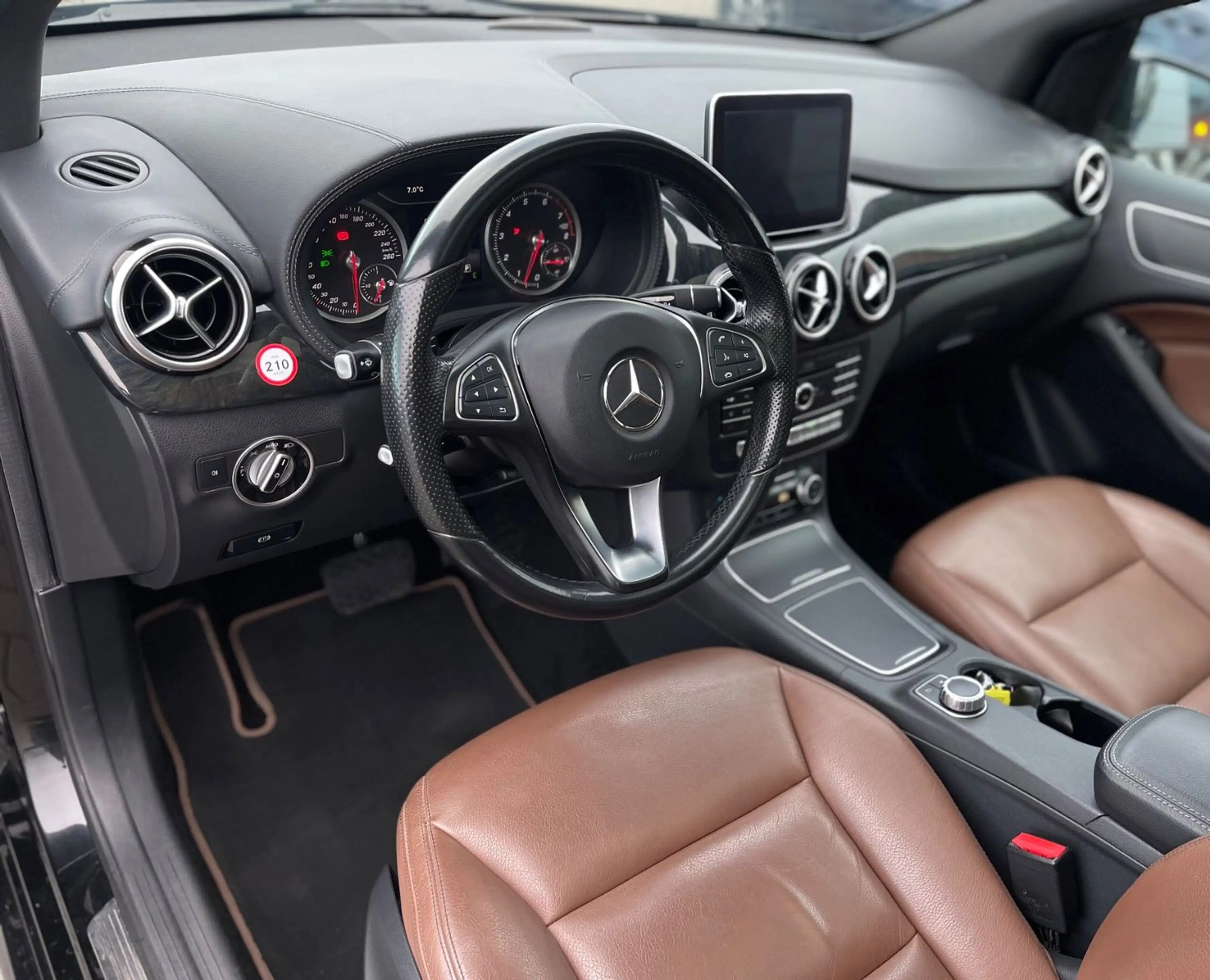 Mercedes-Benz B 200 AUTOMATIK PANORAMA DISTRONIC SCHECKHEFT — photo 11