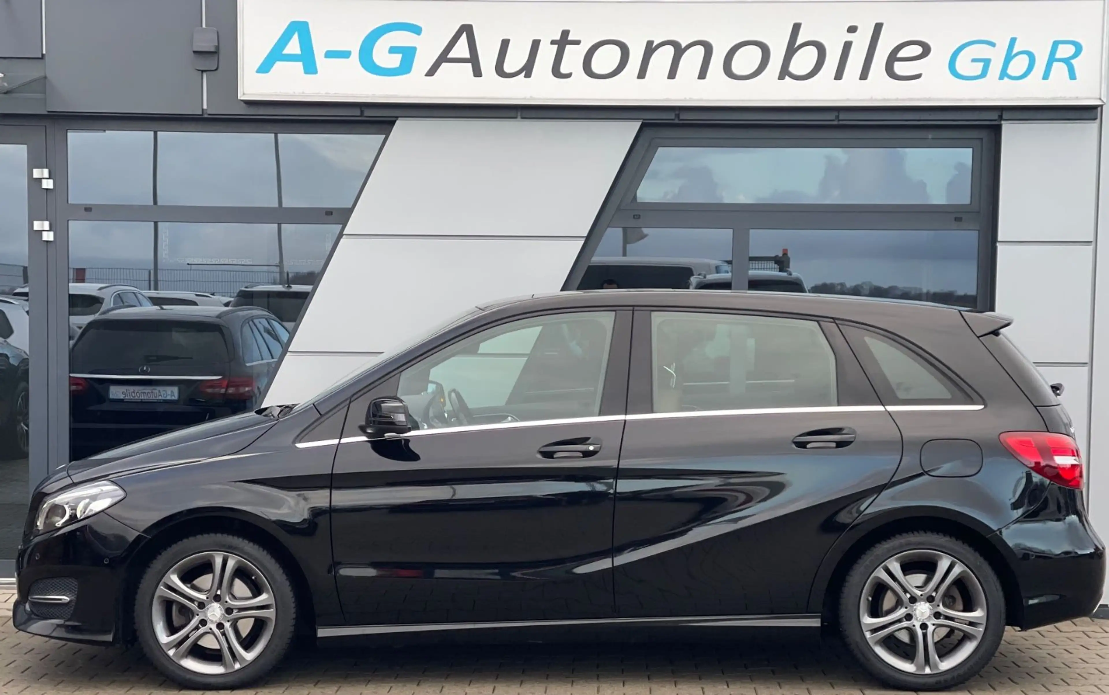 Mercedes-Benz B 200 AUTOMATIK PANORAMA DISTRONIC SCHECKHEFT — photo 9