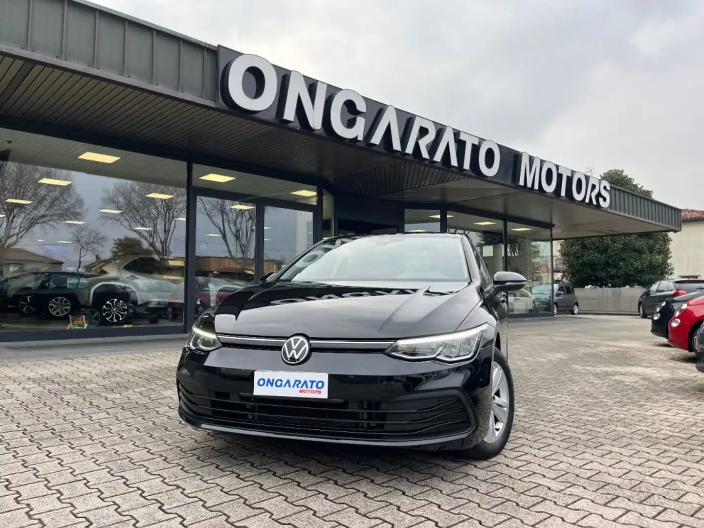 Volkswagen Golf 1.0 eTSI EVO DSG Life #LuciAmbient Zwart - 1