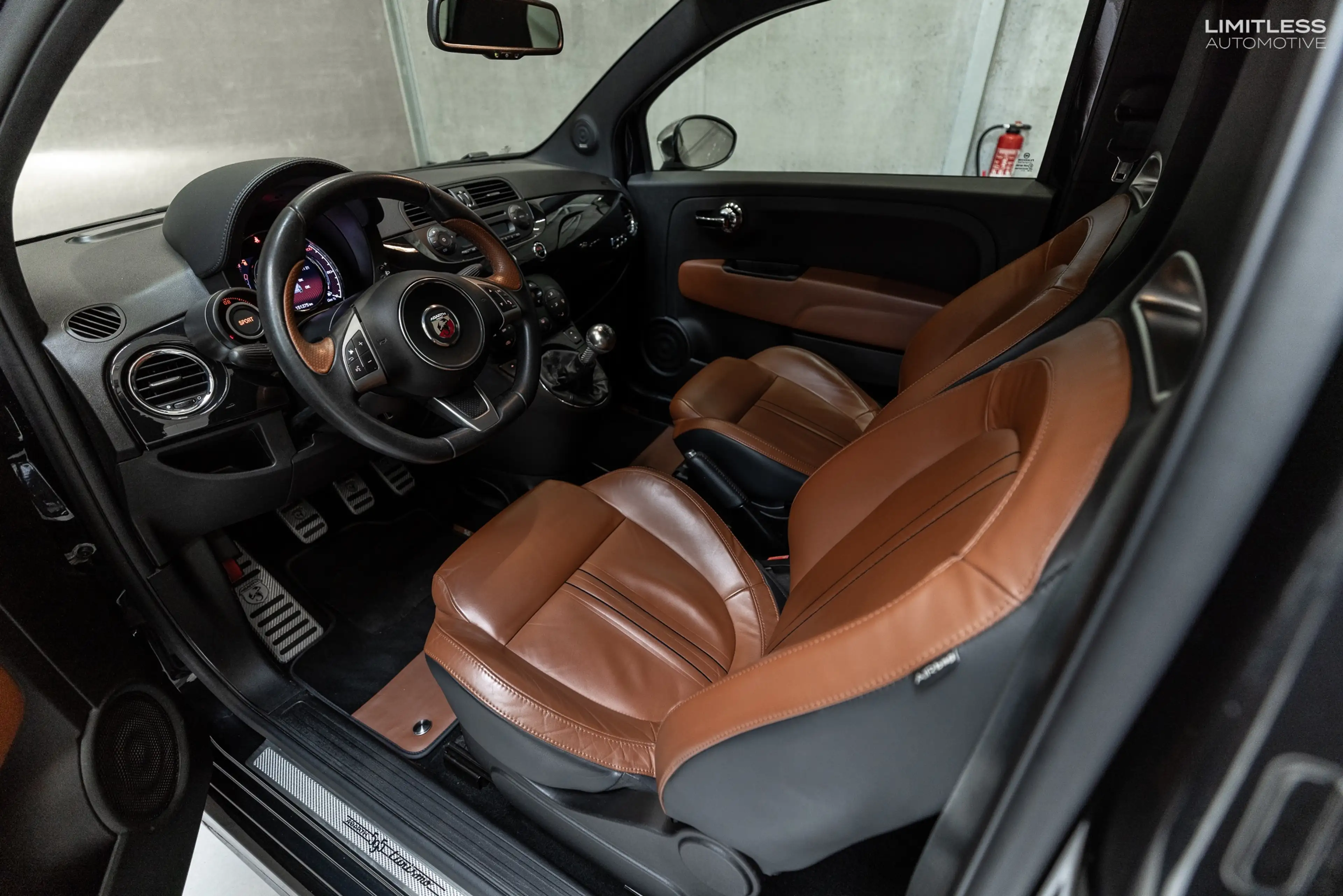 Abarth 595 Turismo | Black over Tan — photo 12