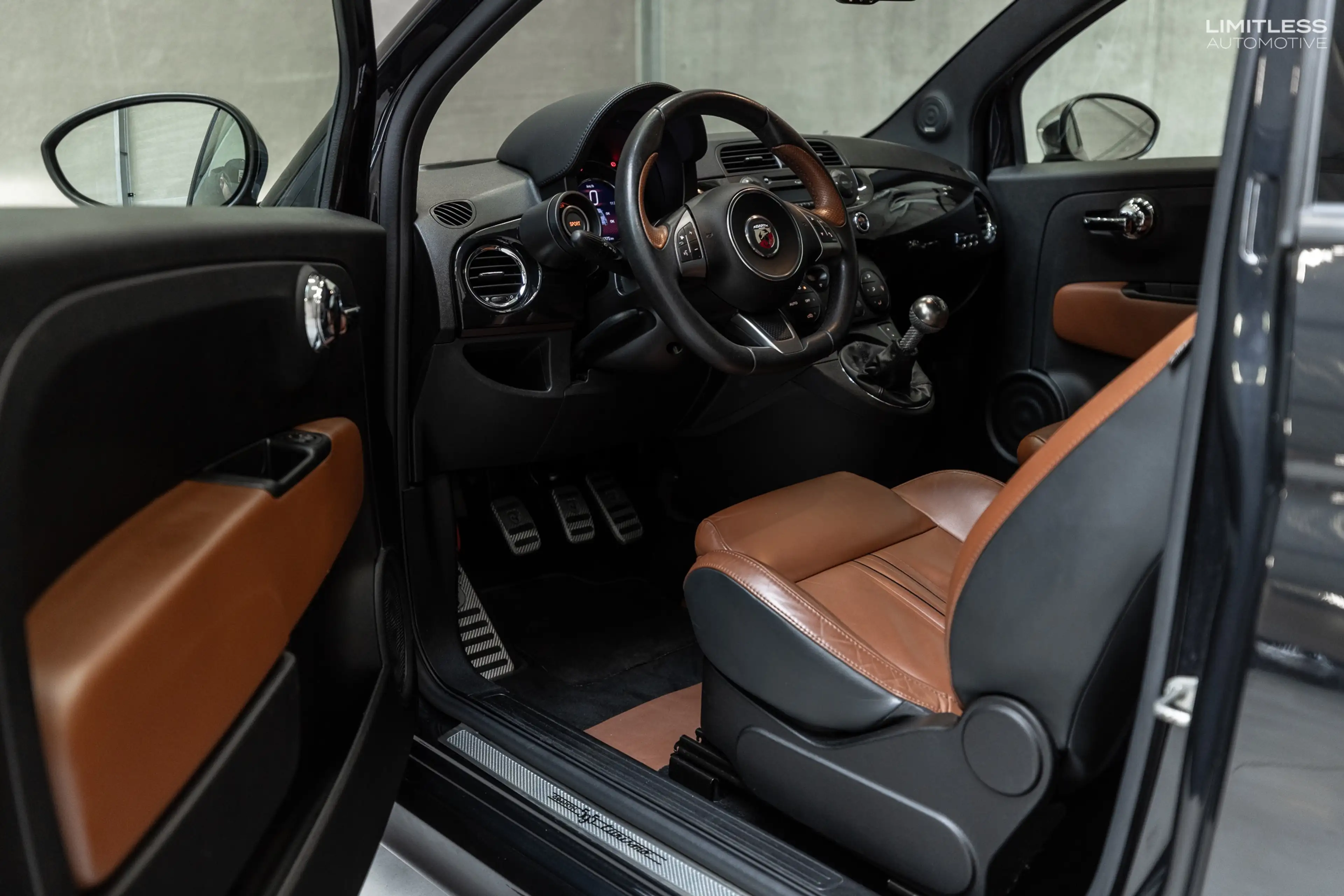 Abarth 595 Turismo | Black over Tan — photo 11