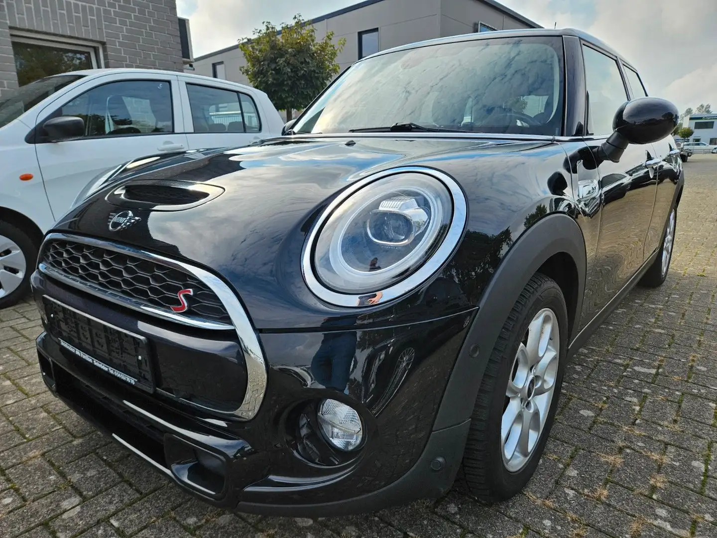MINI Cooper S COOPER S Mini 5-trg. SHZ PDC TEMP LED NAV Schwarz - 1