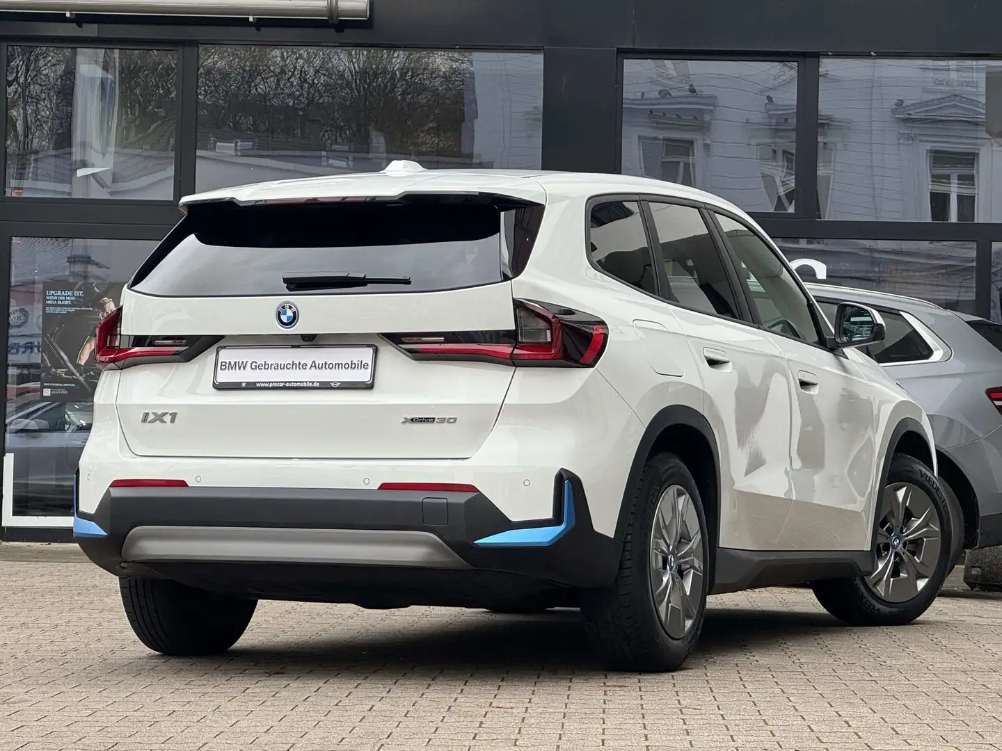 BMW iX1 xDrive30 AdapLED DA Prof PA+ HuD ACC Standh. Weiß - 2