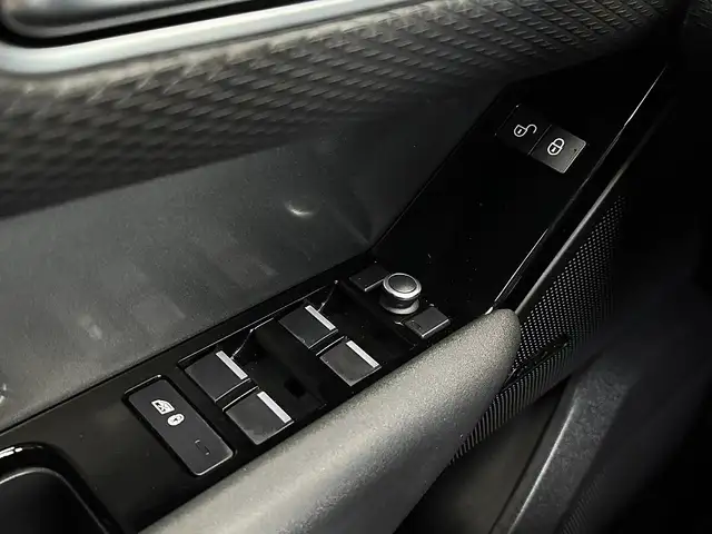 Land Rover Range Rover Velar view 13