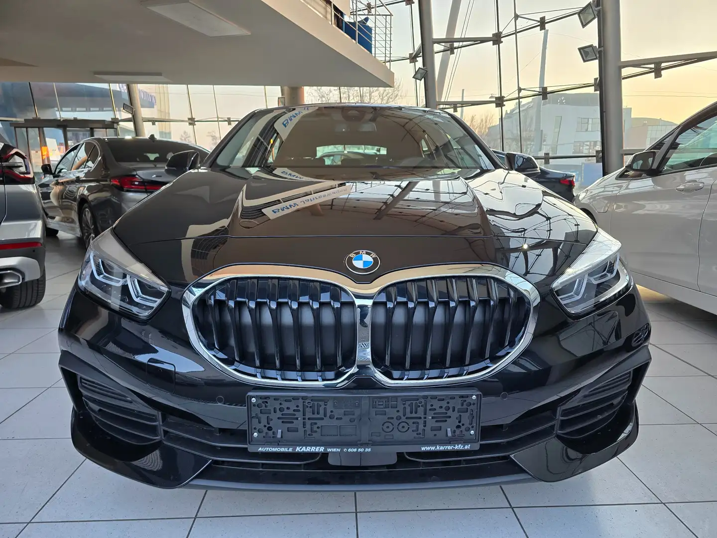 BMW 118 i Automatik WLAN Hotspot/Navi Professional/LED Schwarz - 2