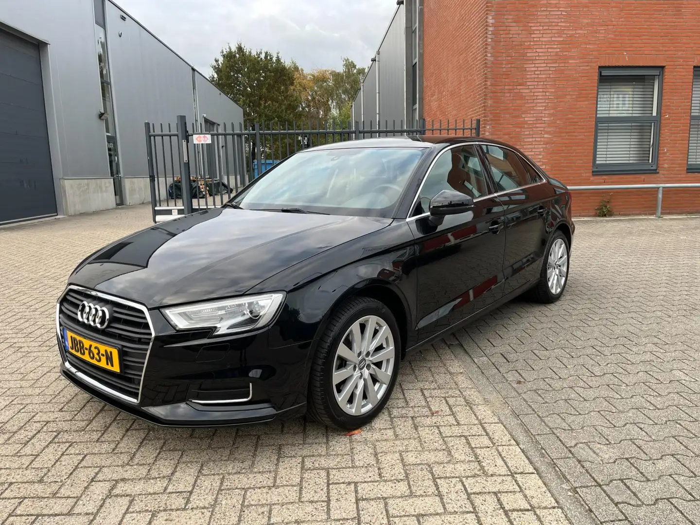 Audi A3 LIMOUSINE 30 TFSI Design Pro Line Plus Automaat Gris - 2