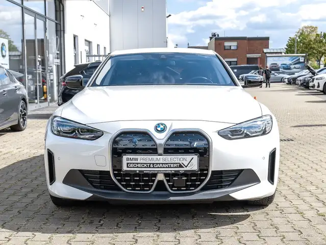 BMW I4 view 9