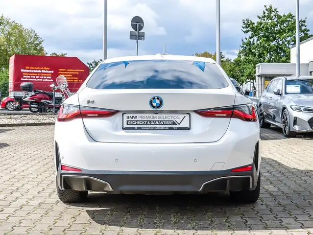 BMW I4 view 12