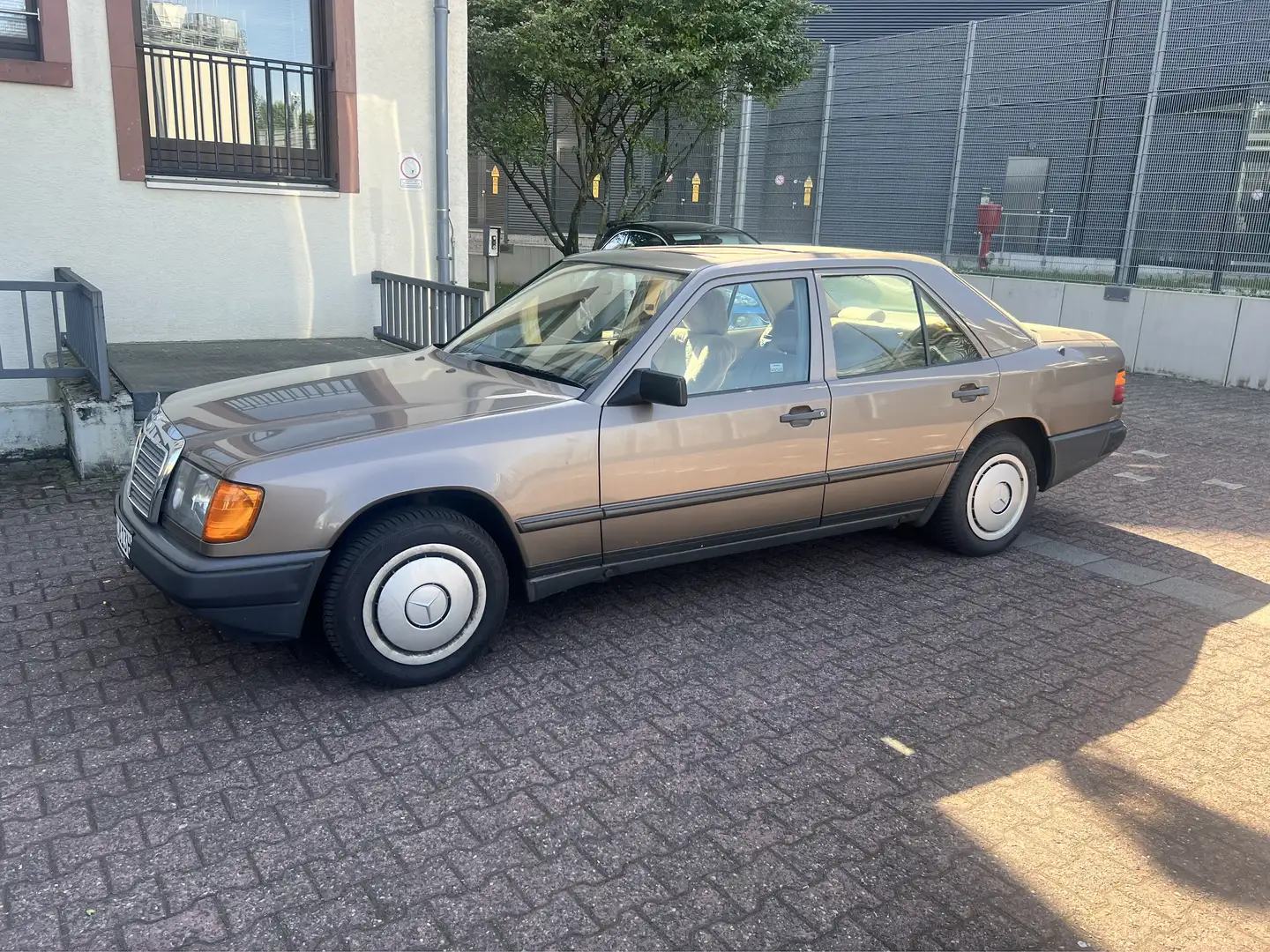 Mercedes-Benz E 200 - 1